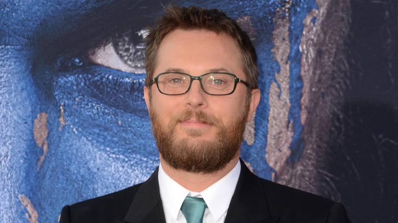 Duncan Jones indossa una cravatta verde