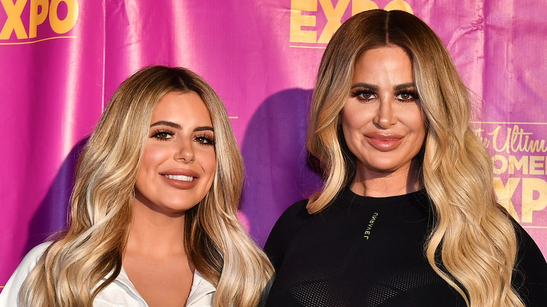 Brielle Biermann e Kim Zolciak sorridono all'evento sul tappeto rosso