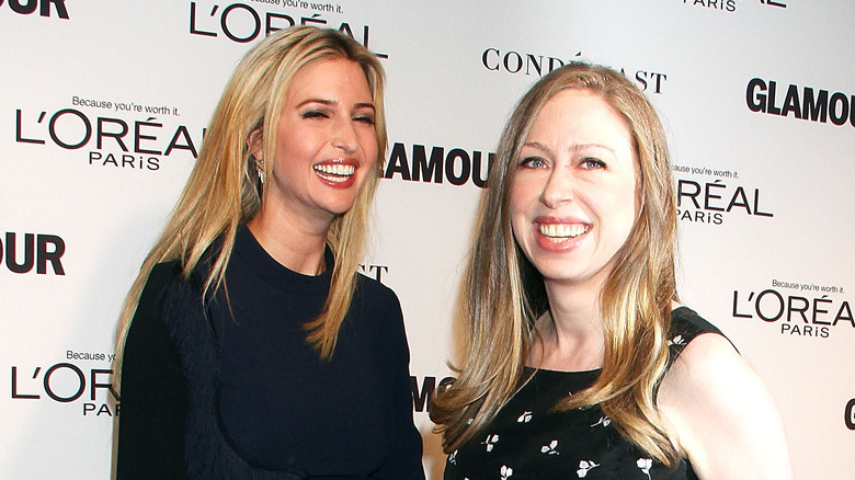 Ivanka Trump e Chelsea Clinton sorridono