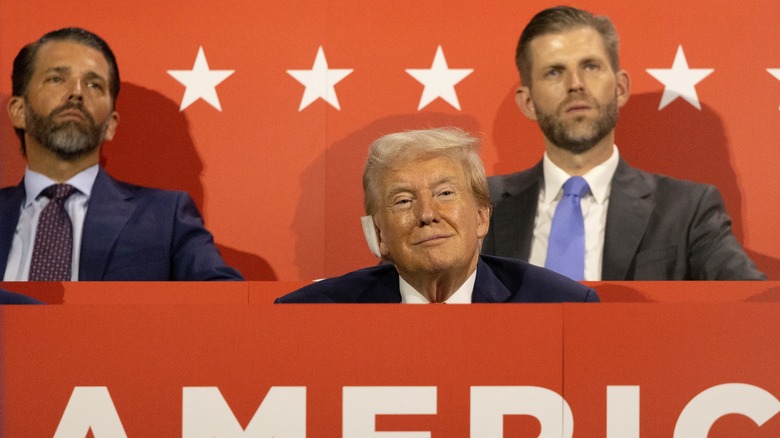 Don Jr., Eric e Donald Trump seduti