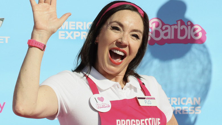 Stephanie Courtney si veste da Flo di Progressive