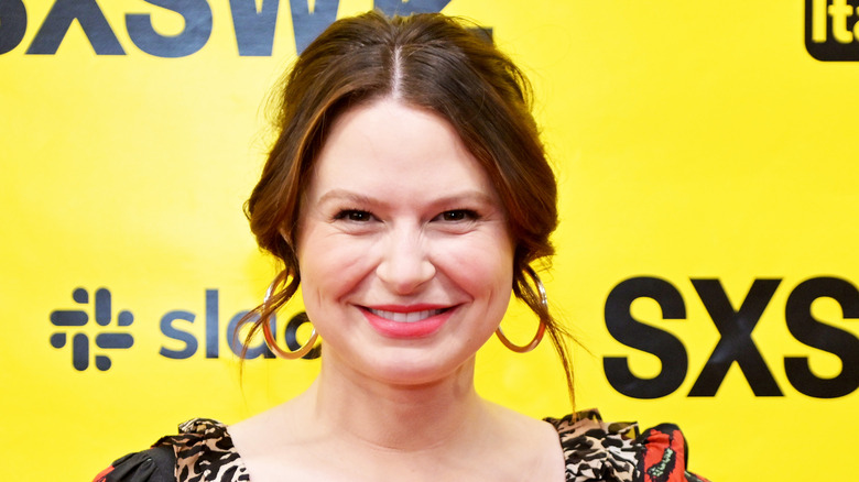 Katie Lowes sorride