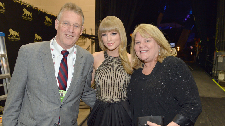 Scott, Taylor e Andrea Swift sorridono