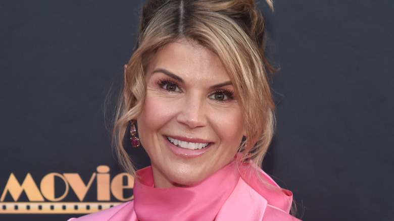 Lori Loughlin in rosa