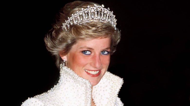 La principessa Diana indossa la tiara