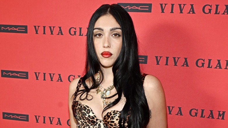 Lourdes Leon posa per la telecamera sul tappeto rosso