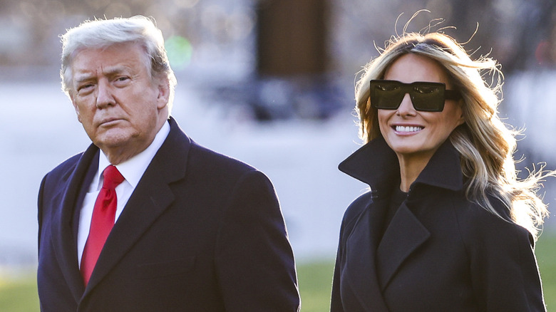 Melania sorride accanto a Donald Trump