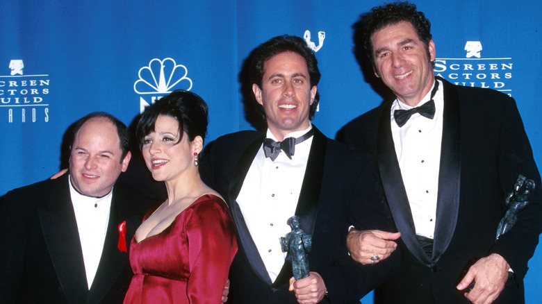 Il cast di Seinfeld posa con i premi