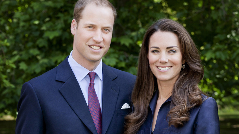 Il principe William e Kate Middleton sorridono all'aperto