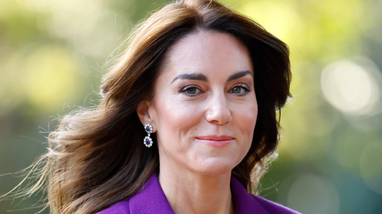 Kate Middleton sorride all'aperto in primo piano