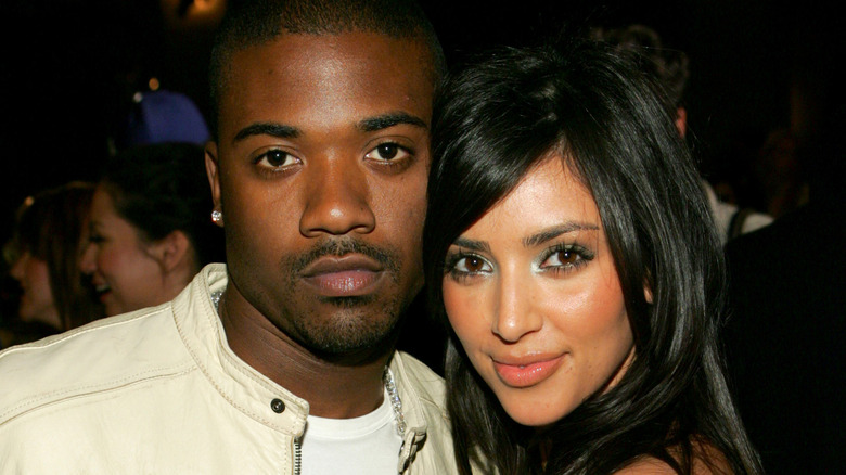 Ray J e Kim Kardashian sorridono