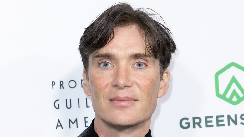 Cillian Murphy sorride in primo piano