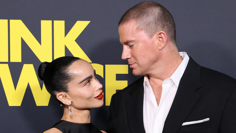 Zoë Kravitz e Channing Tatum si guardano negli occhi