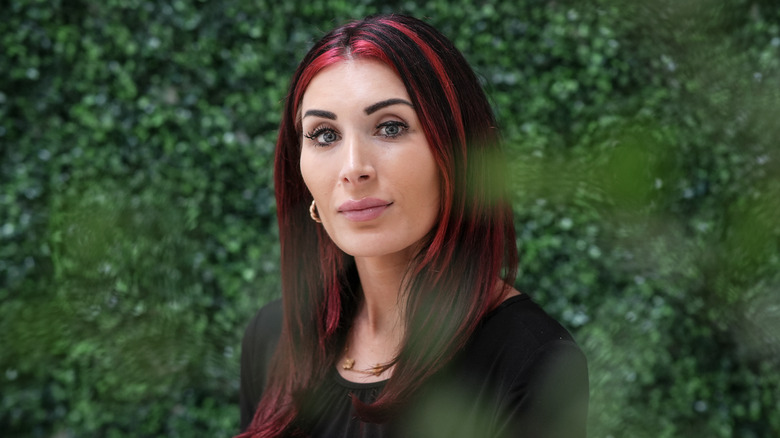 Laura Loomer posa davanti ai cespugli