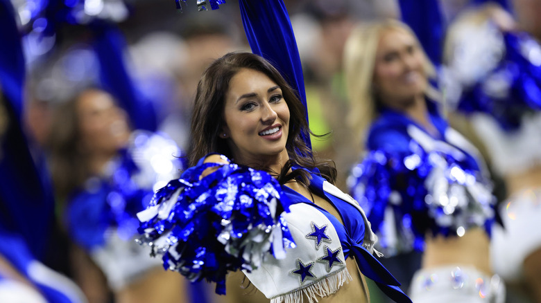 Le cheerleader dei Dallas Cowboys si esibiscono - Kelsey