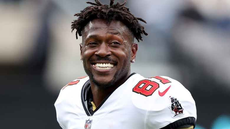 Antonio Brown sorride in campo con l'uniforme del Tampa