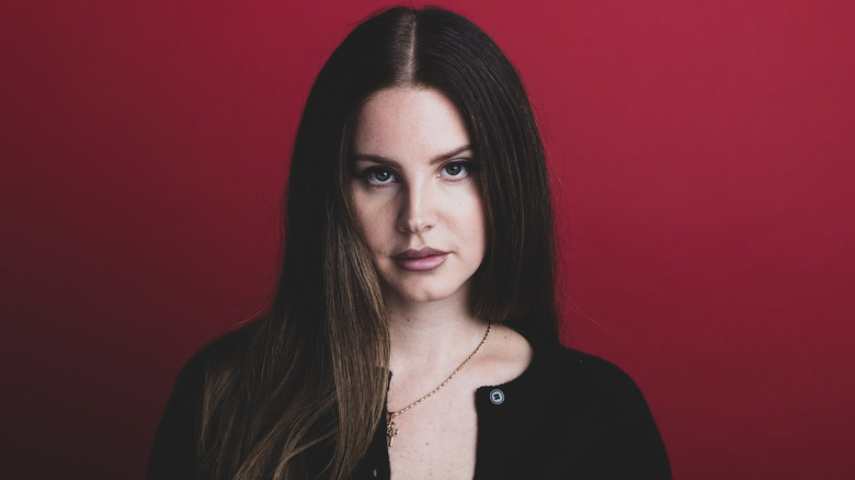 Lana Del Rey posa su sfondo rosso