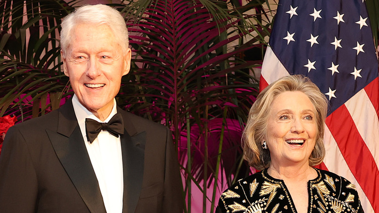 Hillary e Bill Clinton sorridono