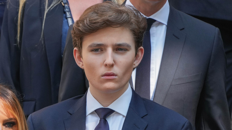 Barron Trump indossa un abito