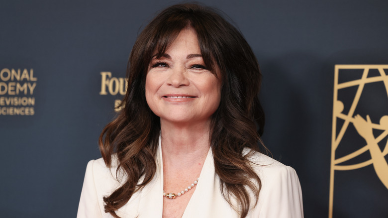 Valerie Bertinelli sorride vestita di bianco