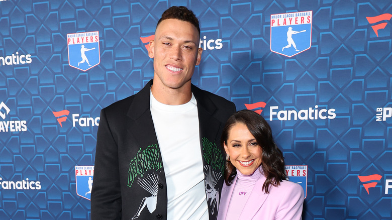 Aaron Judge posa con la moglie Samantha Bracksieck sul tappeto rosso