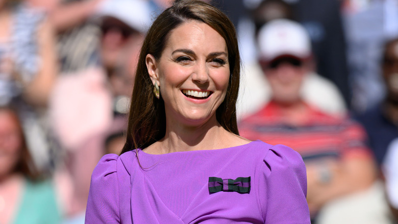 Kate Middleton indossa un abito viola