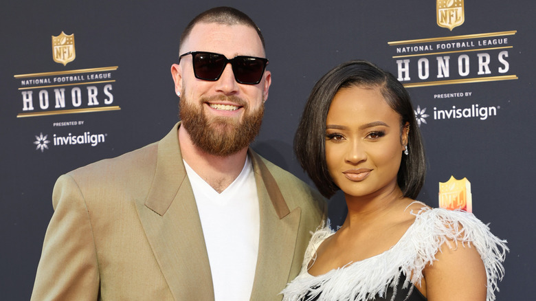 Travis Kelce e Kayla Nicole in posa