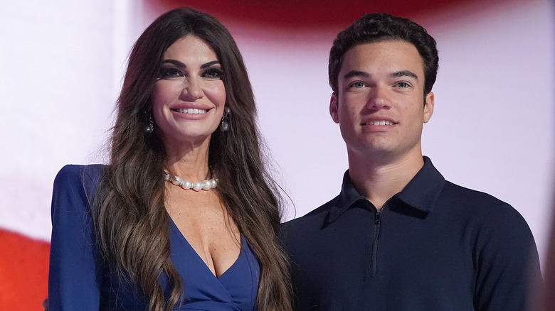 Kimberly Guilfoyle e Ronan Villency sorridono