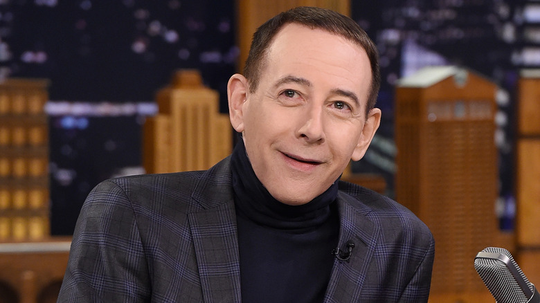 Paul Reubens appoggiato