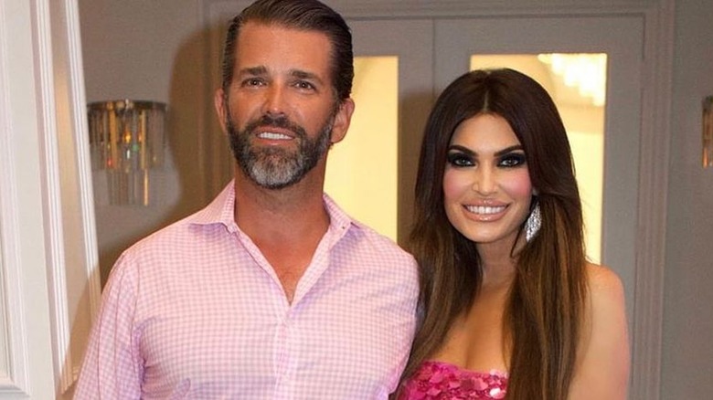 Donald Trump Jr Kimberly Guilfoyle in posa