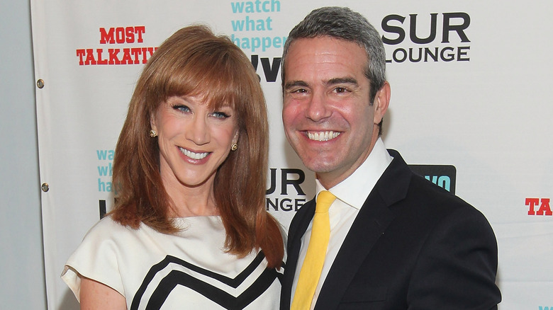 Kathy Griffin e Andy Cohen sorridono insieme all'evento sul tappeto rosso