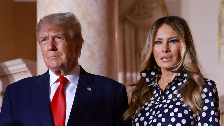 Donald e Melania Trump si alzano