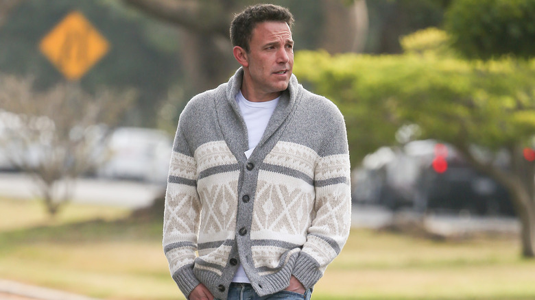 Ben Affleck indossa un cardigan mentre cammina per strada