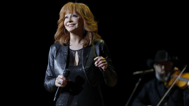 Reba sorride sul palco