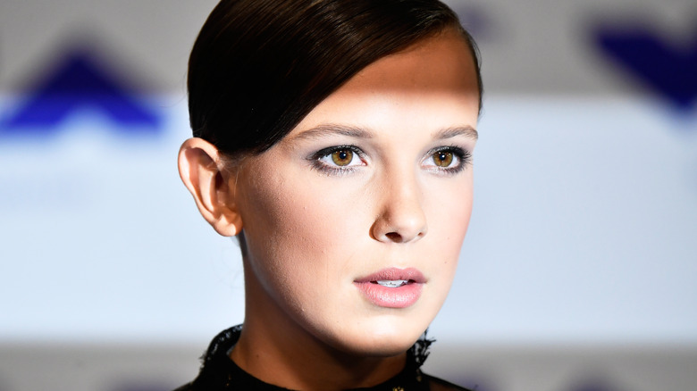 Millie Bobby Brown con i capelli lisci all'indietro