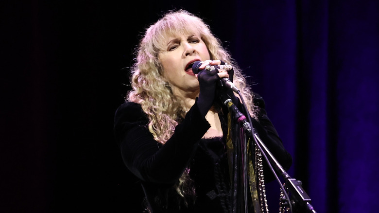 Stevie Nicks canta con un abito nero a maniche lunghe