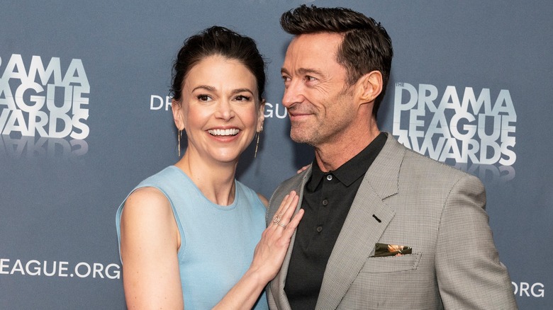 Sutton Foster e Hugh Jackman sorridono