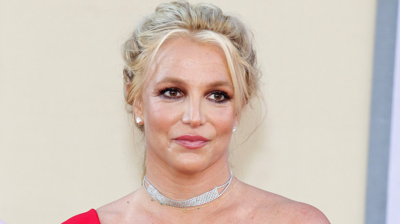 Britney Spears indossa un rossetto rosa