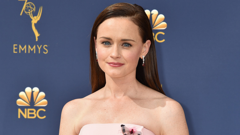 Alexis Bledel sorride