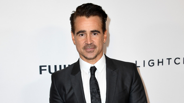 Colin Farrell posa sul tappeto rosso nel 2024