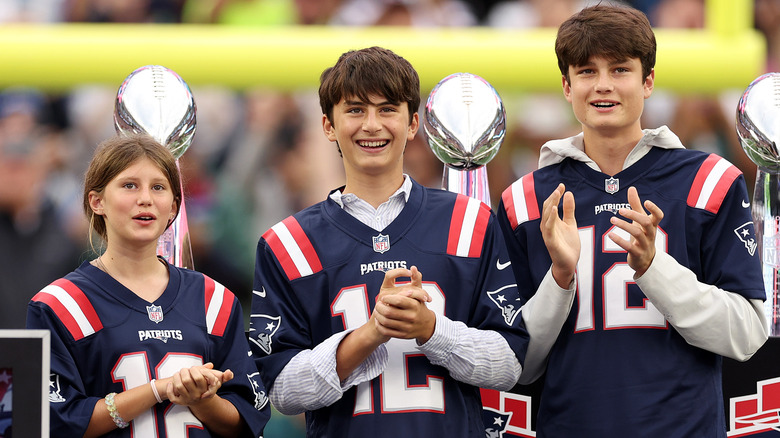 Jack, Vivian e Benjamin assistono durante una presentazione dei New England Patriots