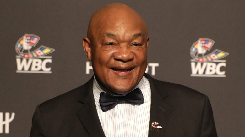 George Foreman sorridente in smoking