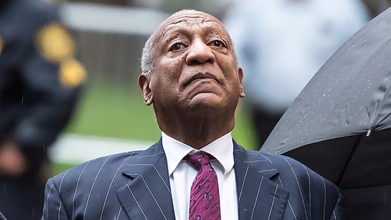 Bill Cosby arriva per la sua sentenza in una giornata piovosa