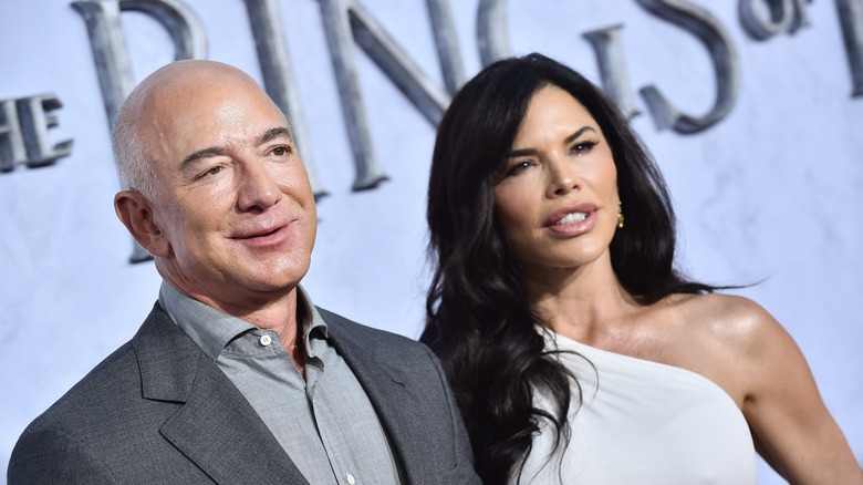 Lauren Sanchez e Jeff Bezos sorridono