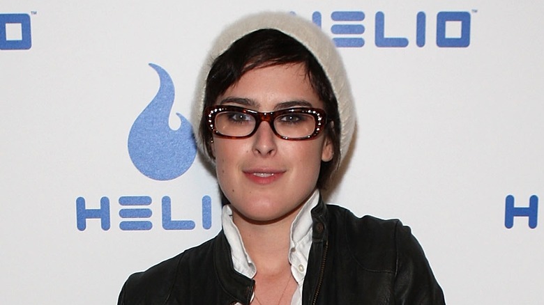 Rumer Willis indossa un cappello con occhiali marroni