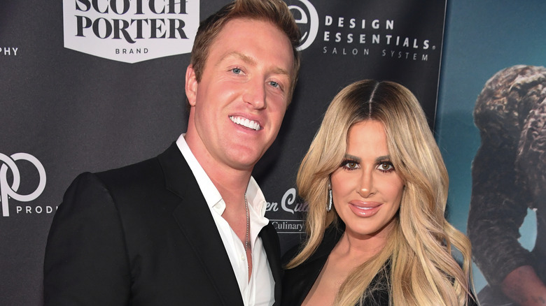 Kim Zolciak e Kroy Biermann sorridono in primo piano