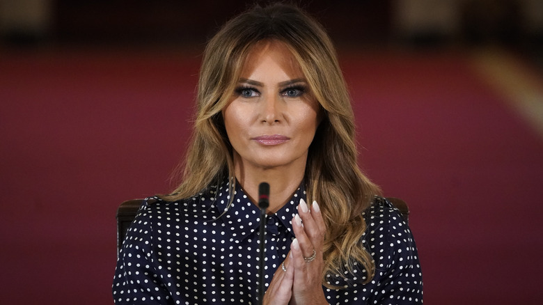 Melania Trump applaude in abito a pois