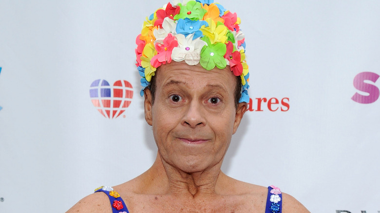 Richard Simmons con cappello floreale