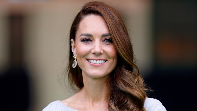 Kate Middleton sorride