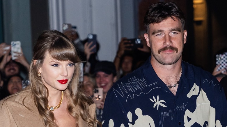 Taylor Swift e Travis Kelce all'aperto con la folla dietro di loro a New York (2024)